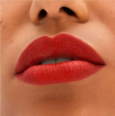 MAC Locked Kiss offre une tenue potentielle de 24h sans retouches.
