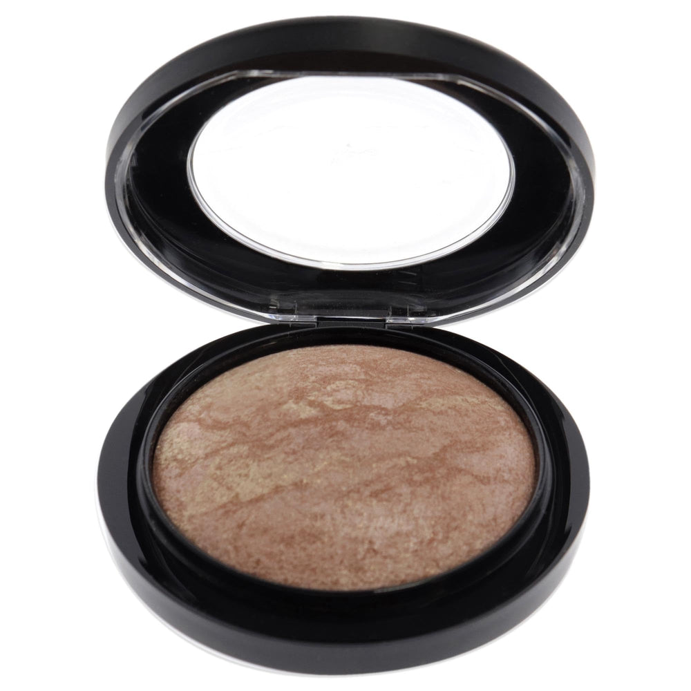 MAC Poudre illuminatrice joues: mise en lumière subtile des contours.