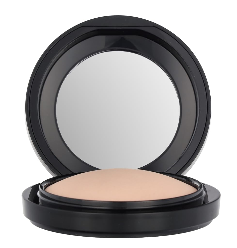 Texture cuite apportant une dimension subtile au contour du visage.