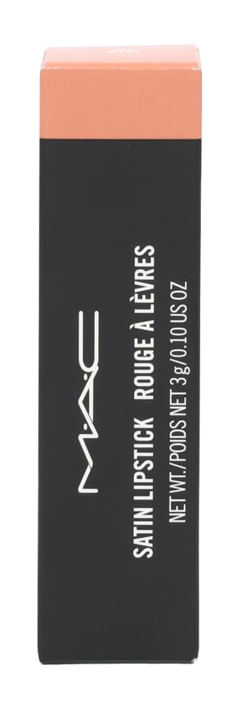 Application précise du MAC Myth Satin sur les lèvres, fini lisse et net.