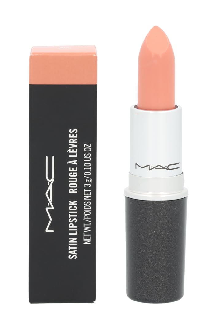 MAC Myth Satin rouge satin sur les lèvres, finition satinée et couvrance modulable.