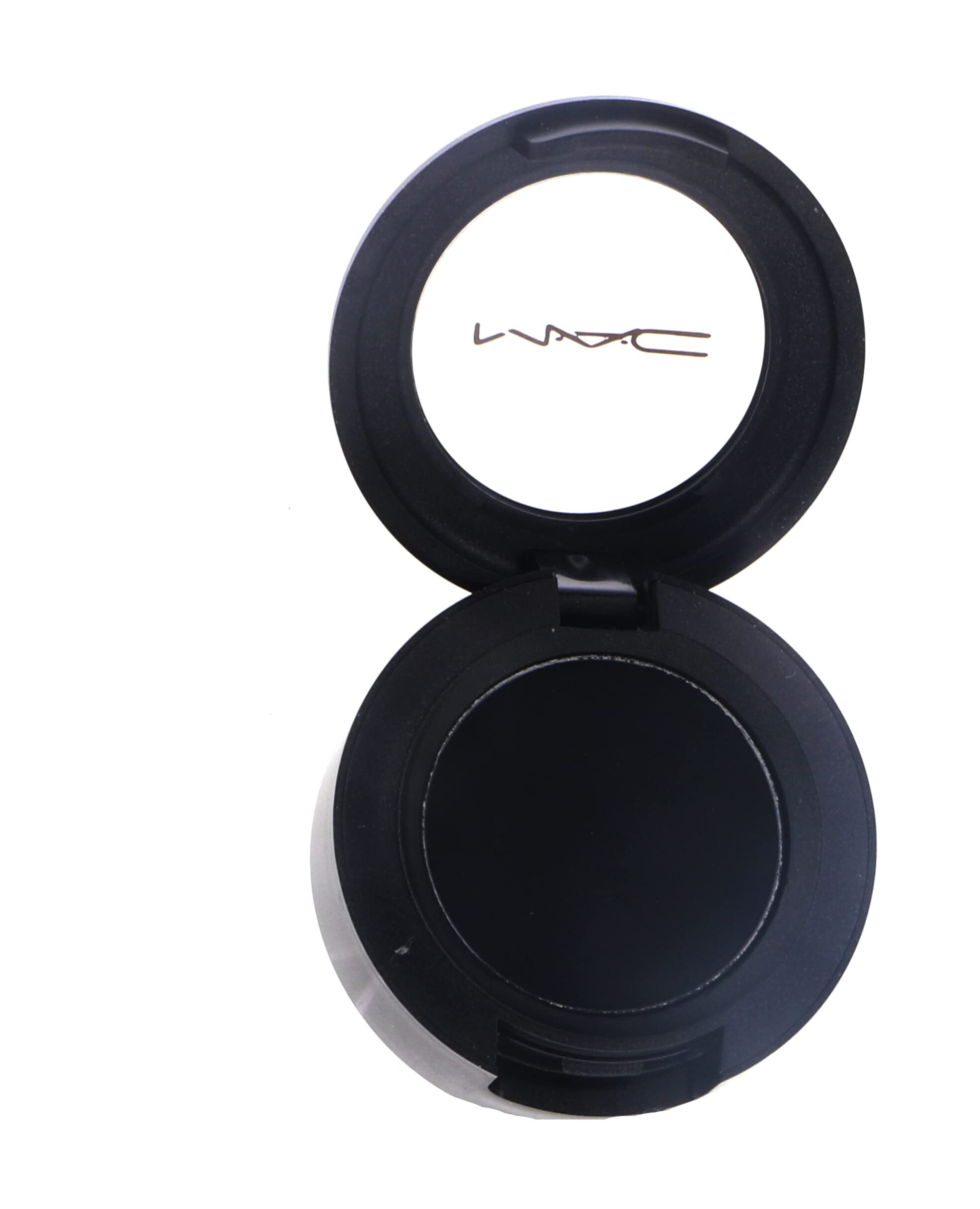 MAC Eye Shadow Carbon texture veloutee pour un rendu uniforme sur la paupiere