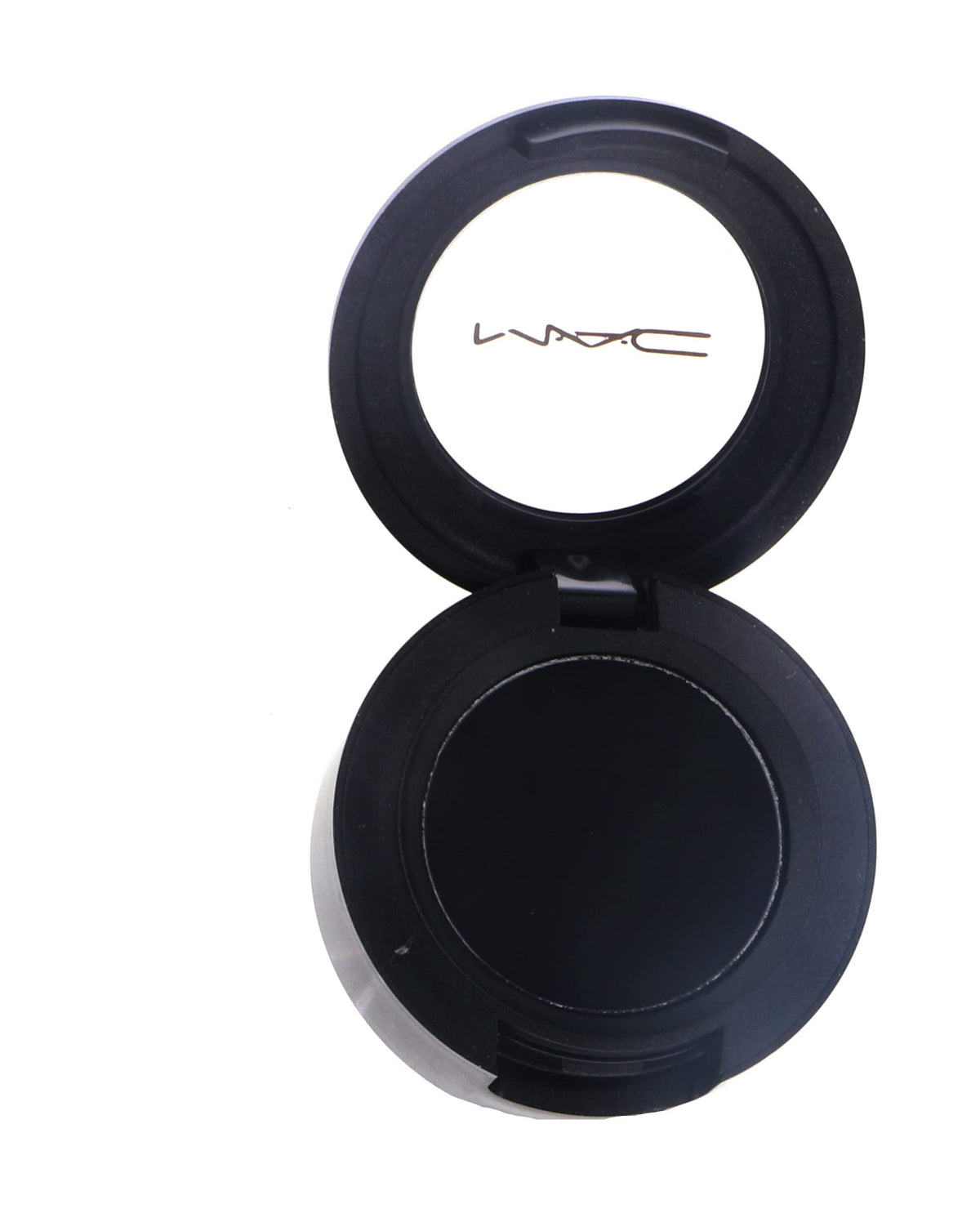 MAC Eye Shadow Carbon texture veloutee pour un rendu uniforme sur la paupiere