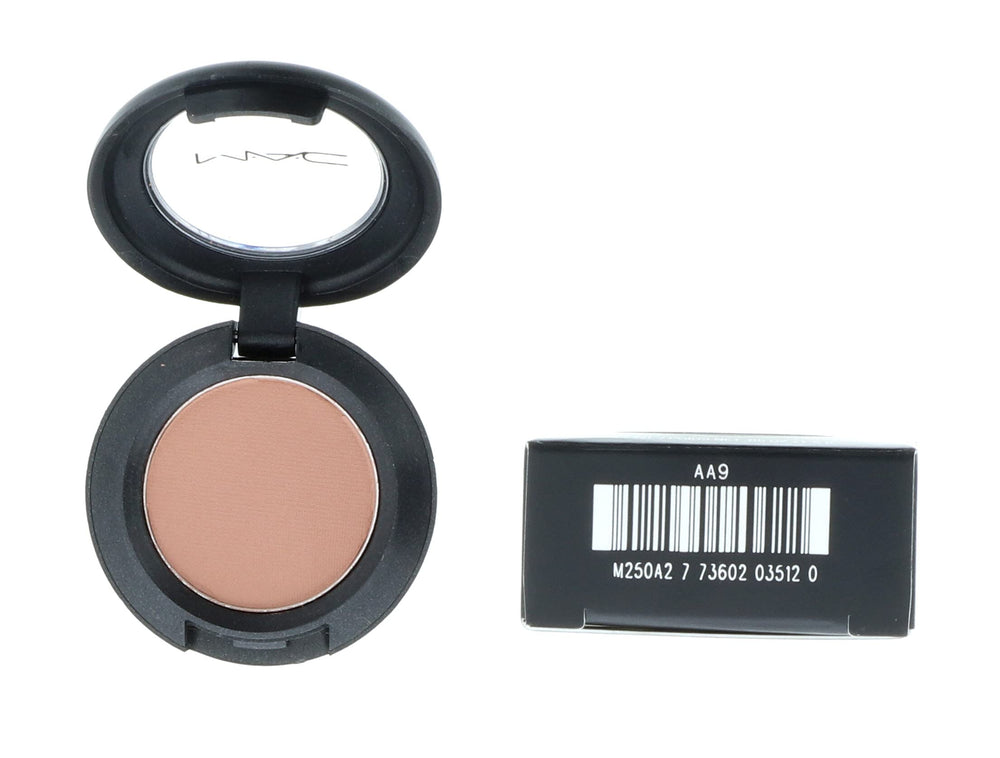MAC fard à paupières brun doux sur paupières pour un maquillage naturel et polyvalent.