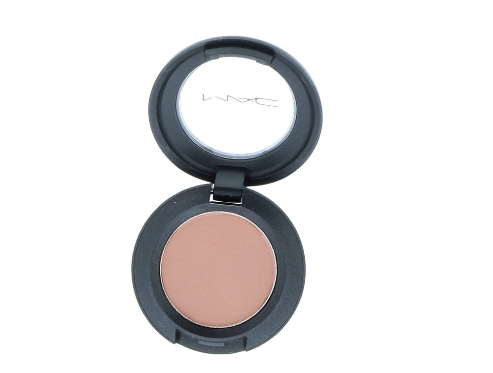 MAC fard à paupières brun doux, texture veloutée offrant une application fluide et précise.