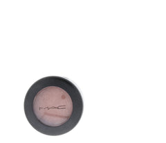 MAC Petite Ombre Paupières Sable texture soyeuse prête pour maquillage discret.