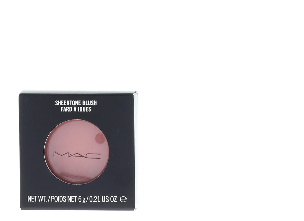 MAC Blushbaby permet une application facile grâce à sa texture soyeuse.