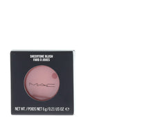 MAC Blushbaby permet une application facile grâce à sa texture soyeuse.