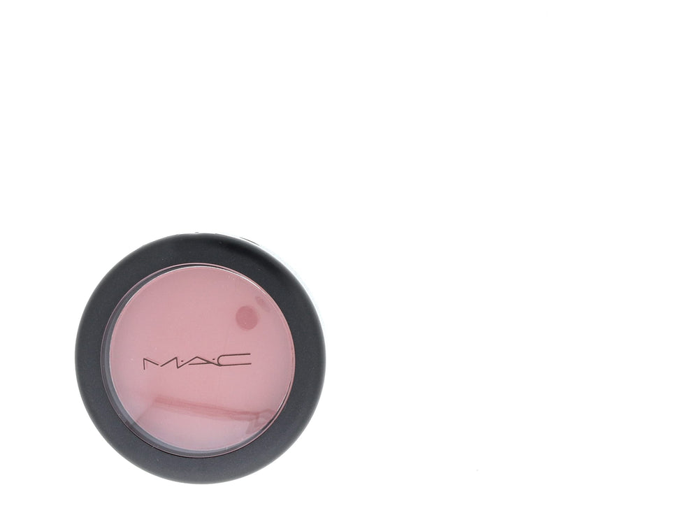 La texture soyeuse du MAC Blushbaby se fond uniformément.