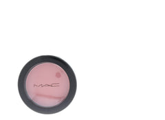 La texture soyeuse du MAC Blushbaby se fond uniformément.