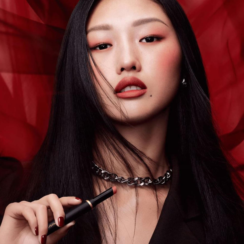 MAC Powder Kiss Velvet Blur Slim Stick look quotidien, fini net et chic