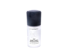 MAC Prep and Prime Fix Plus usage sur visage, finition lumineuse et tenue légère.