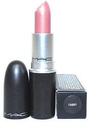 Mac Fabby, rouge à lèvres fini irisé, offre une glisse-douce et une couleur durable.