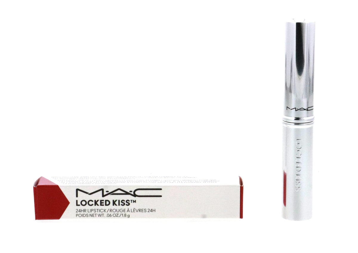 MAC Locked Kiss 24H, teinte 95 Vicious sur lèvres pour couleur durable.