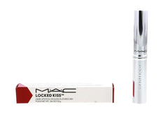 MAC Locked Kiss 24H, teinte 95 Vicious sur lèvres pour couleur durable.