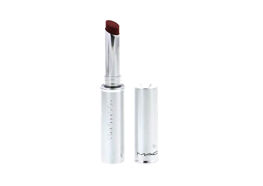 Texture matte riche de MAC Locked Kiss 24H, résistance au transfert visible.