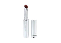 Texture matte riche de MAC Locked Kiss 24H, résistance au transfert visible.