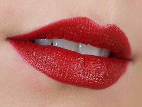 MAC Rouge à lèvres Matte 612 Rouge Russe, définition des lèvres avec précision.