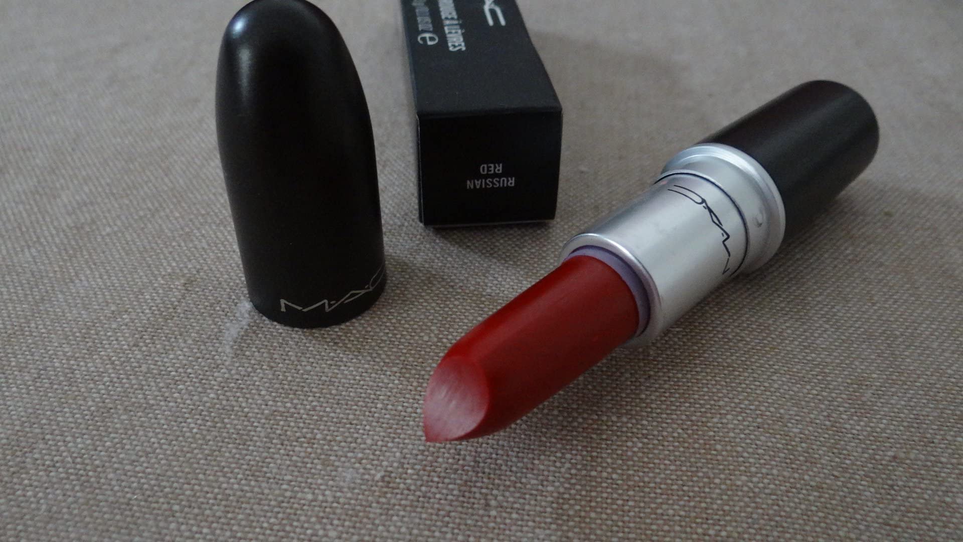 MAC Rouge à lèvres Matte 612 Rouge Russe, tenue longue durée sur les lèvres.
