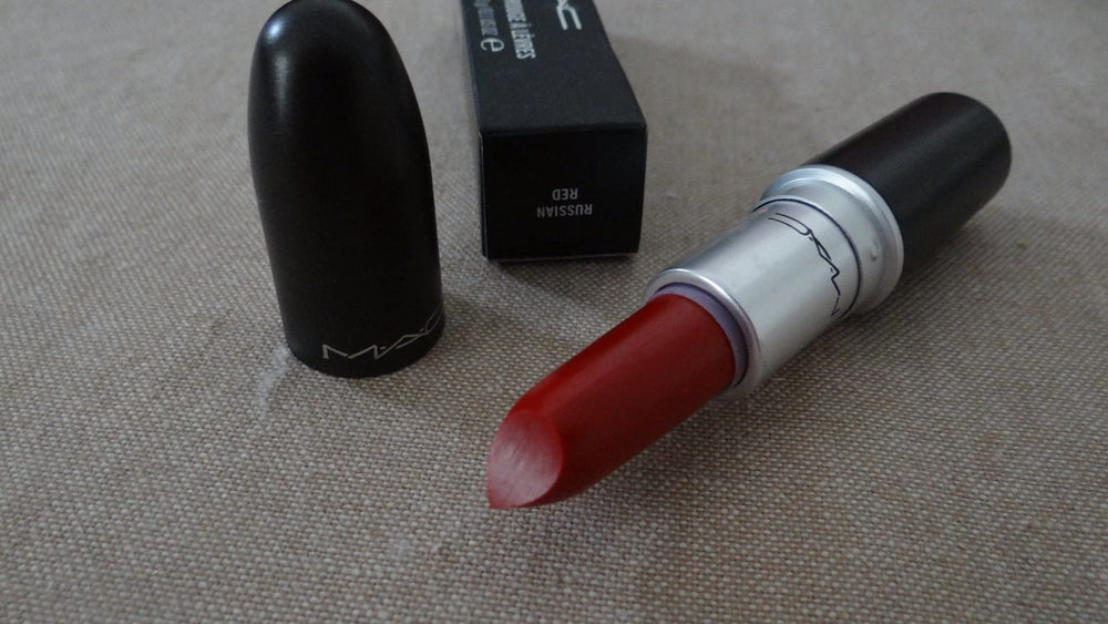 MAC Rouge à lèvres Matte 612 Rouge Russe, tenue longue durée sur les lèvres.