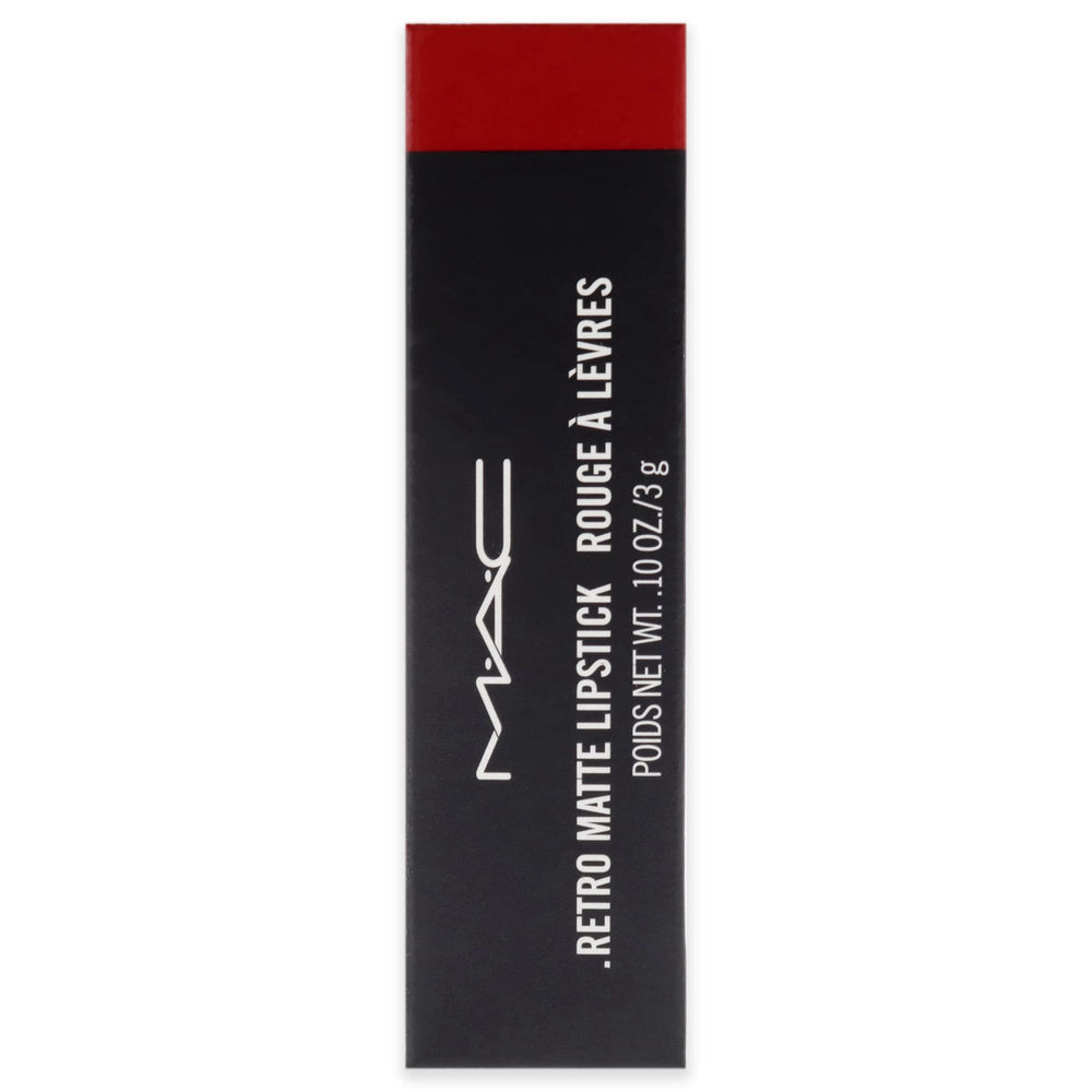Ambiance glamour avec Ruby Woo sur lèvres et look polyvalent