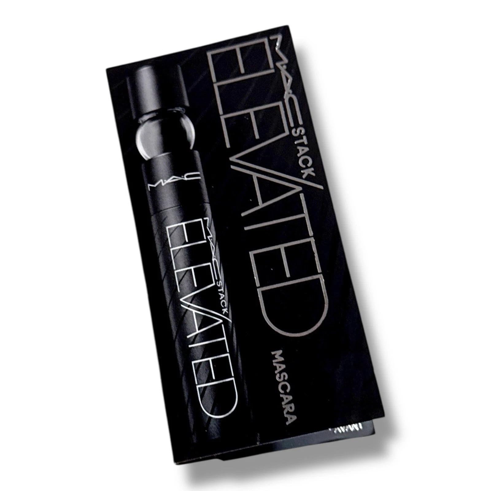 MAC Stack Mascara – tube noir, volume et définition durables pour un regard captivant.