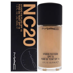 MAC Studio Fix Fluid — bouteille avec pompe facilitant l’application rapide.
