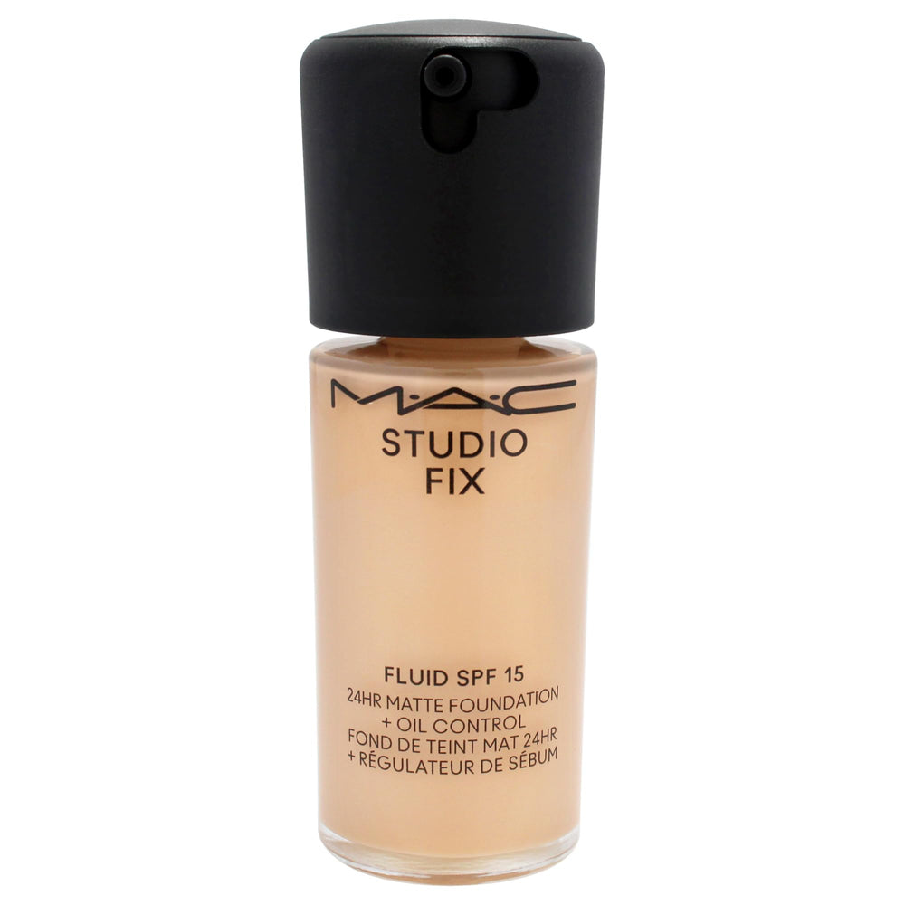 MAC Studio Fix Fluid assure une couvrance moyenne adaptée à un teint naturel.