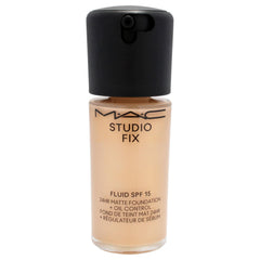 MAC Studio Fix Fluid assure une couvrance moyenne adaptée à un teint naturel.