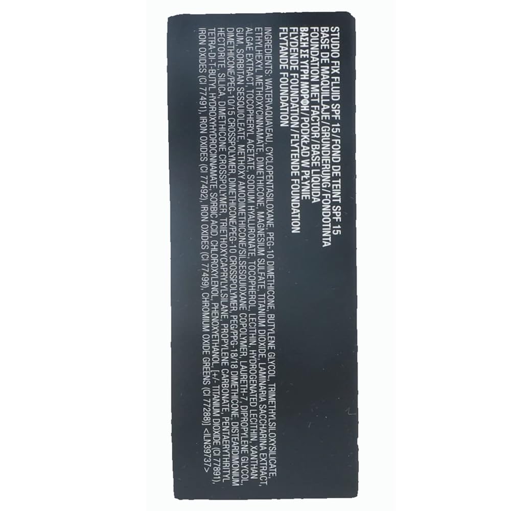 Application du fond MAC Studio Fix Fluid SPF15 NW30, texture fluide et teint homogène.