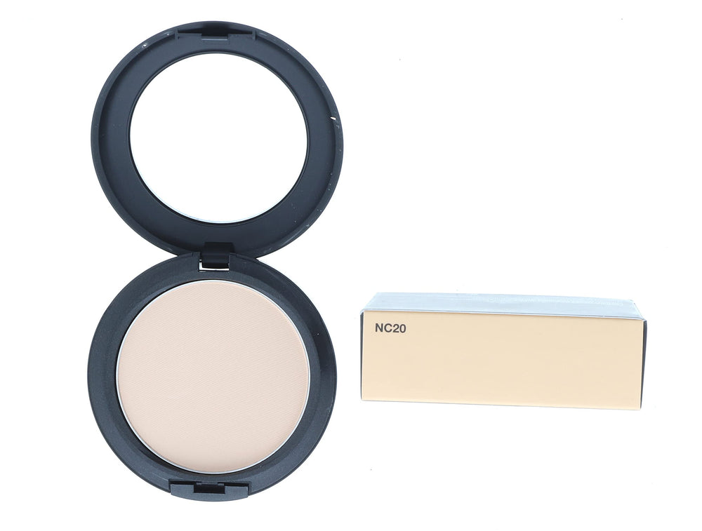 MAC Studio Fix Poudre Plus Fond de Teint NC20 – poudre compacte pour un fini naturel et durable.
