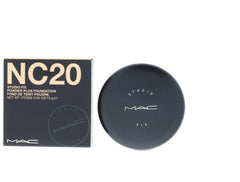MAC Studio Fix Poudre Plus Fond de Teint NC20 – texture fine pour une application lisse.