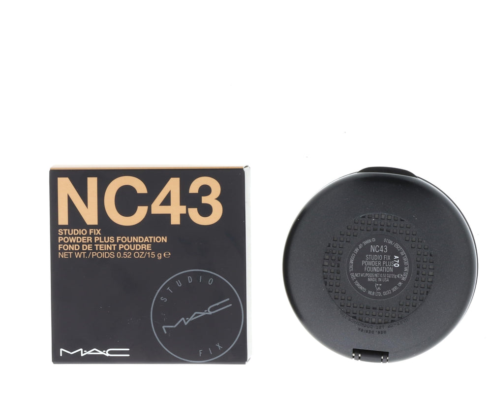 MAC Studio Fix Poudre Plus Fond de Teint NC43 texture matte pour un fini uniforme et durable.