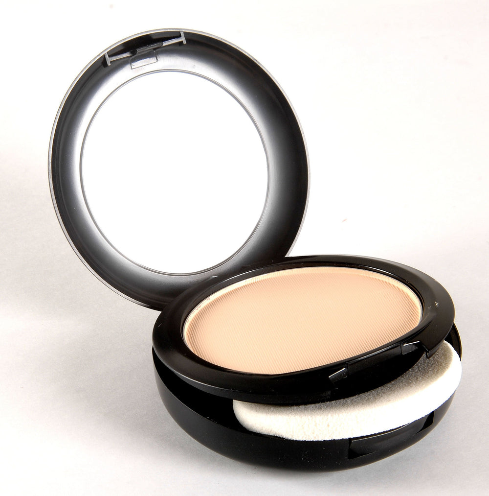 Mac Studio Fix Poudre Nc15 idéal pour un teint prêt pour les photos.