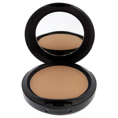 Texture mate de la poudre Studio Fix pour un rendu lisse.