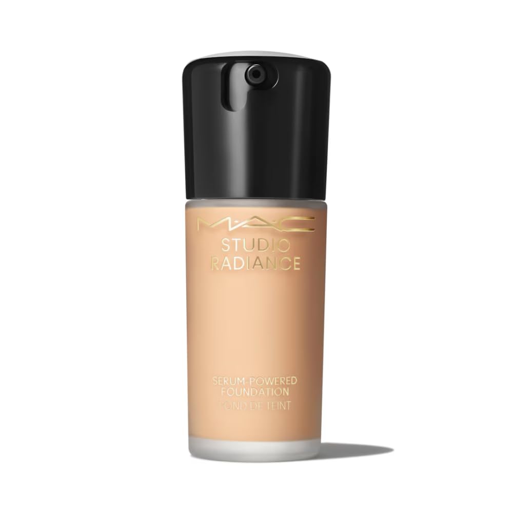 MAC Studio Radiance Hydratation durable pour un teint lumineux et naturel.