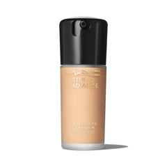 MAC Studio Radiance Hydratation durable pour un teint lumineux et naturel.