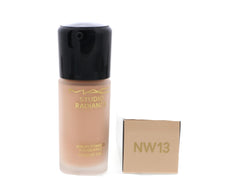 MAC Studio Radiance Serum Powered Foundation NW13 texture lisse pour peau unifiée.