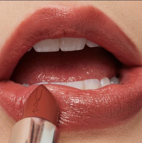 MAC Ximal Sleek Satin Lipstick Creme In Your Coffee, texture satinée offrant confort et polyvalence.