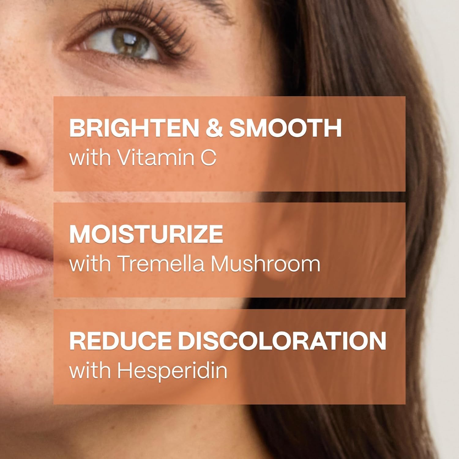 Application en pulvérisation de la brume vitamine C sur le visage