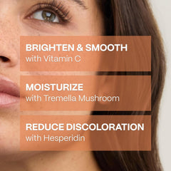 Application en pulvérisation de la brume vitamine C sur le visage
