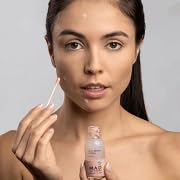 Rituel nocturne avec M.A.D Skincare Acne Drying Lotion sur la table de chevet