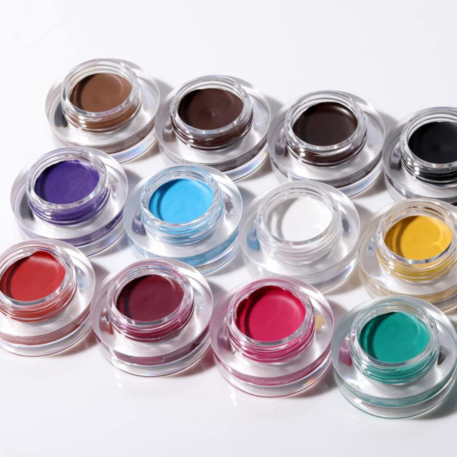 MAEPEOR pomade polyvalente peut servir de trait près des cils pour accentuer le regard.
