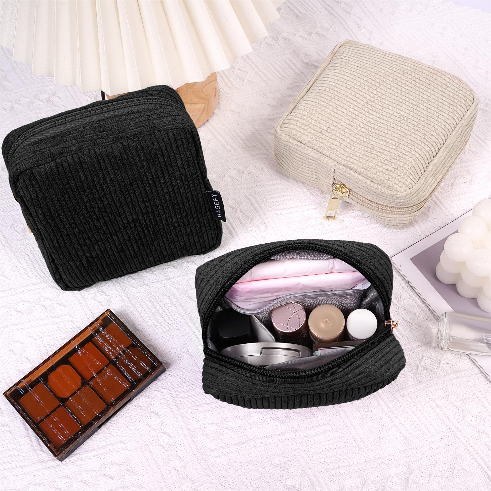 Dimensions compactes pour ranger brosses et rouges à lèvres.