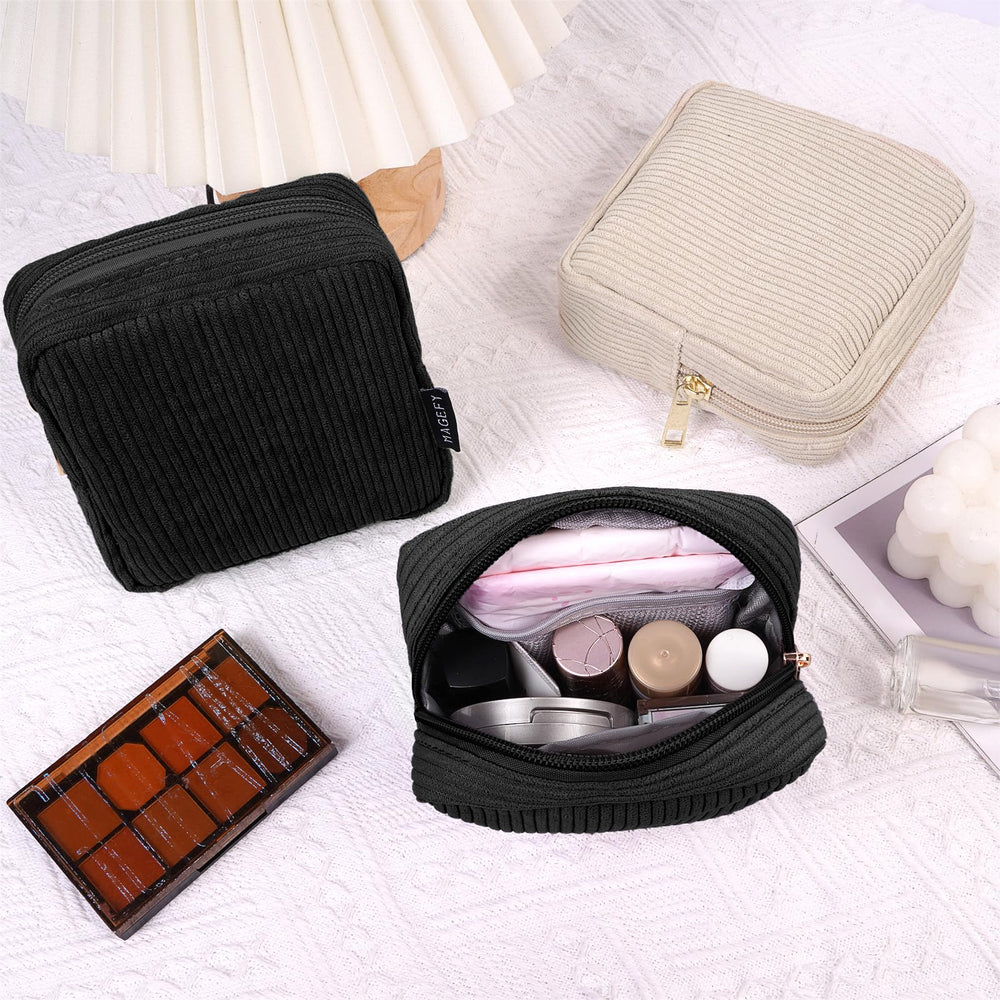 Dimensions compactes pour ranger brosses et rouges à lèvres.