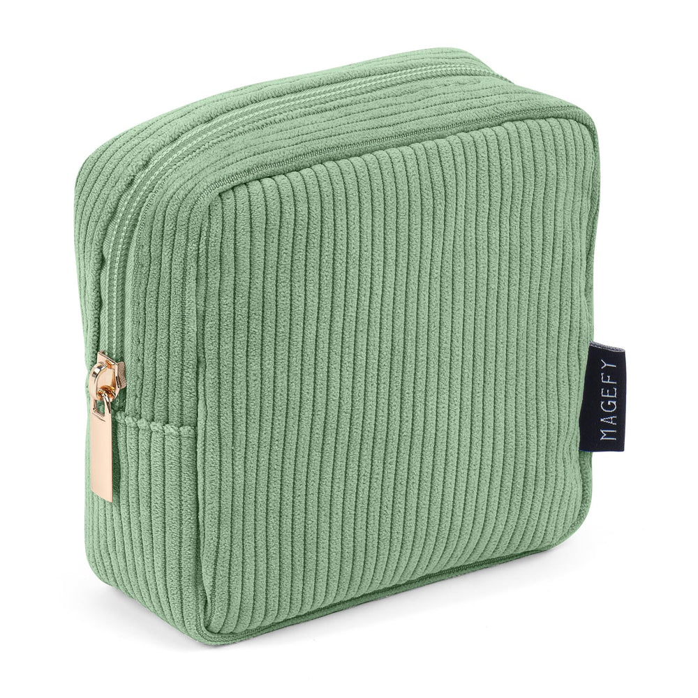 Trousse MAGEFY en velours cotele verte, compacte et élégante pour vos essentiels beauté.