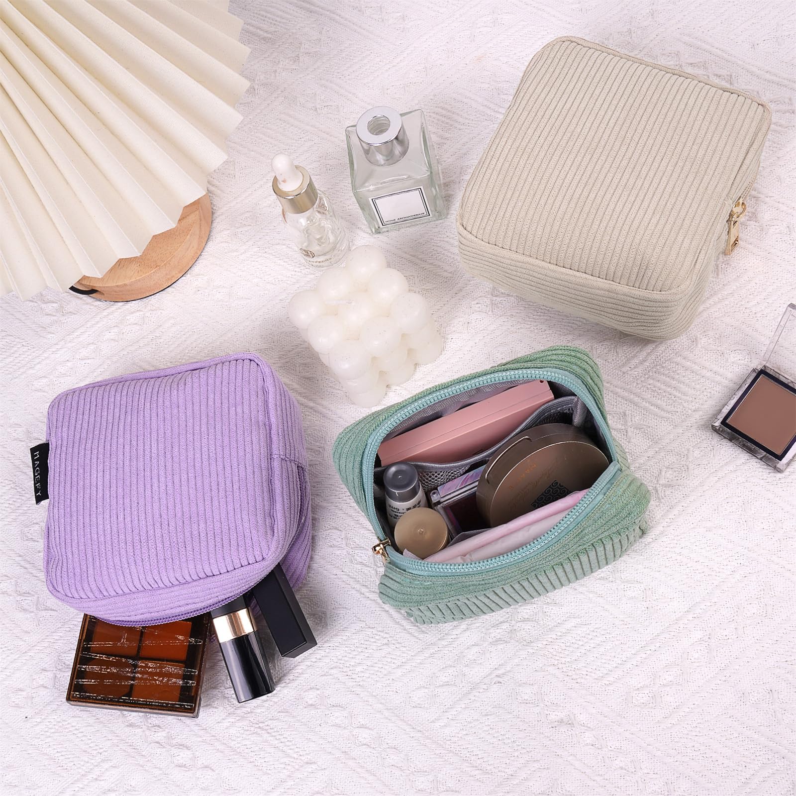 Trousse MAGEFY velours cotele chic, facile à glisser dans une pochette.