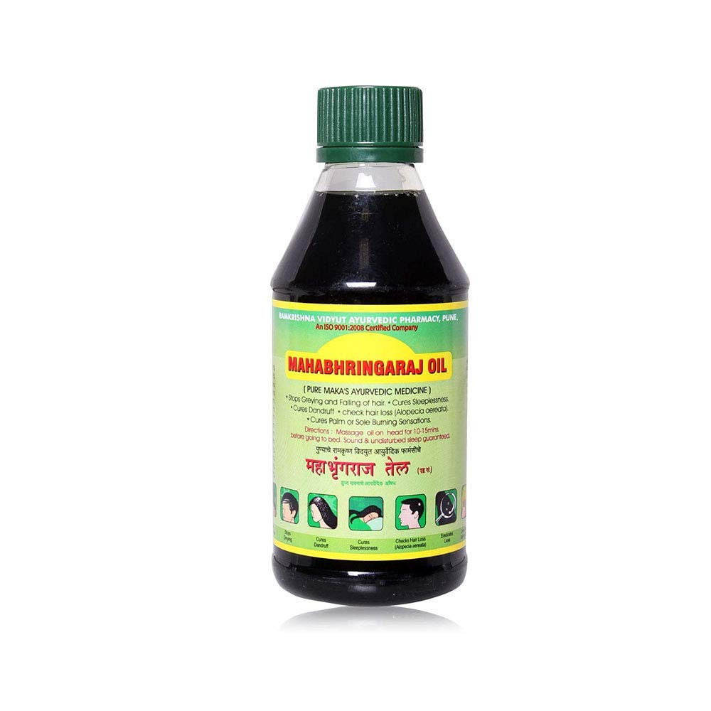 Mahabhringaraj Oil – bouteille 200 ml prête pour un massage capillaire apaisant.
