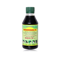 Mahabhringaraj Oil – bouteille 200 ml prête pour un massage capillaire apaisant.