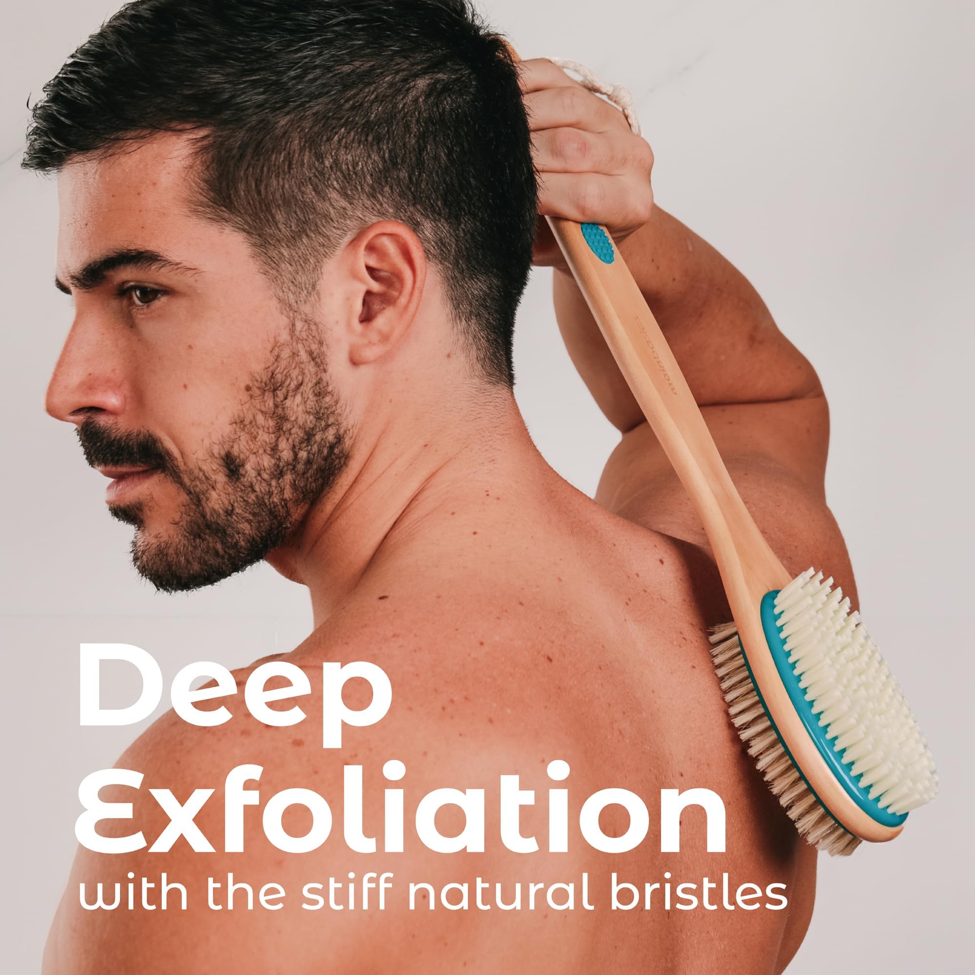 MainBasics brosse-douche-anse-suspension: rangement pratique et séchage rapide.